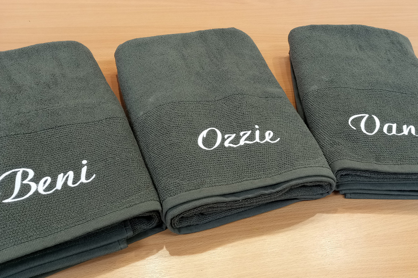 névvel hímzett törölköző, hímzett törölköző
